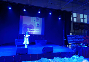 Joanna Kraczkowska na koncercie z okazji Dnia Babci i Dziadka w SP nr 10