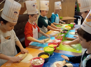 Pierwszoklasiści przygotowują swoje pizze