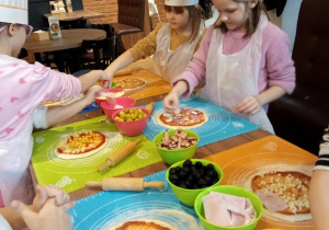 Pierwszoklasiści przygotowują swoje pizze