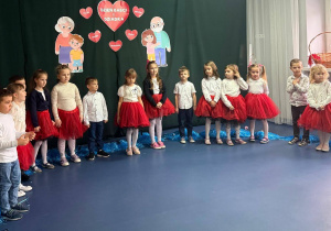 Występ przedszkolaków z okazji Dnia Babci i Dziadka.