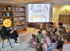 Dzieci w bibliotece podczas wydarzenia „Światowy Dzień Kota”.