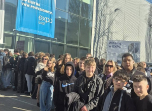 Uczestnicy wycieczki na tle hali EXPO Łódź.