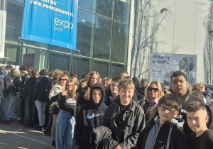 Uczestnicy wycieczki na tle hali EXPO Łódź.