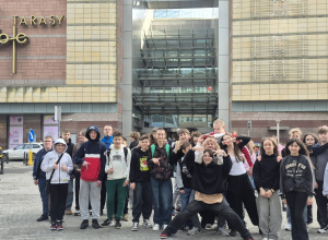 Uczestnicy wycieczki na tle Złotych Tarasów