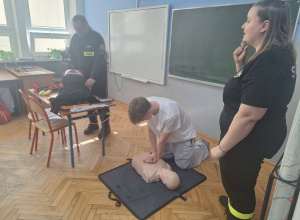 Uczeń na fantomie wykonuje resustytację krążeniowo – oddechową.