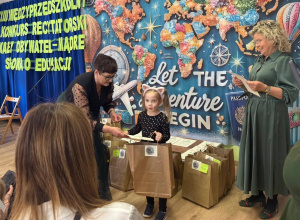Dziewczynka odbiera nagrodę w konkursie recytatorskim dla przedszkolaków - „Mały obywatel – mądre słowa o edukacji”
