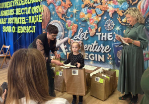 Dziewczynka odbiera nagrodę w konkursie recytatorskim dla przedszkolaków - „Mały obywatel – mądre słowa o edukacji”