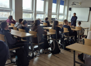 Uczniowie klas siódmych podczas spotkania z przedstawicielem policji.