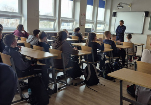 Uczniowie klas siódmych podczas spotkania z przedstawicielem policji.
