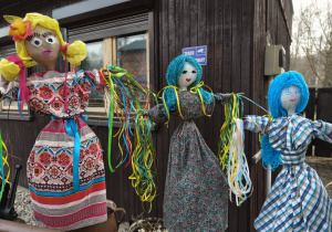 Kolorowe Marzanny przygotowane przez uczniów klas trzecich.