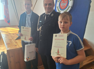 Ogólnopolski Turniej Wiedzy Pożarniczej reprezentanci naszej szkoły wraz z organizatorem.