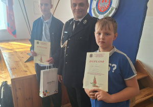 Ogólnopolski Turniej Wiedzy Pożarniczej reprezentanci naszej szkoły wraz z organizatorem.