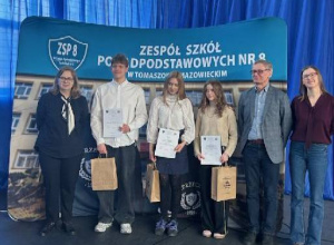 Uczeń naszej szkoły z organizatorami VI edycji powiatowego konkursu „Chemia w służbie człowiekowi”