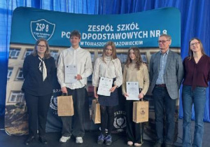 Uczeń naszej szkoły z organizatorami VI edycji powiatowego konkursu „Chemia w służbie człowiekowi”