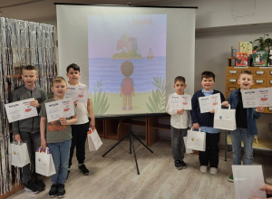 Dzieci pozują z dyplomami za udział akcji czytelniczej „Klub Odkrywców Książek”.
