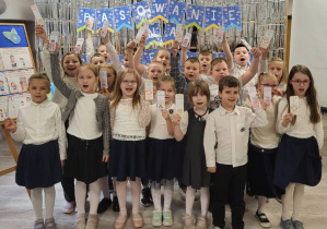 Uczniowie klasy pierwszej - Pasowanie na Czytelnika