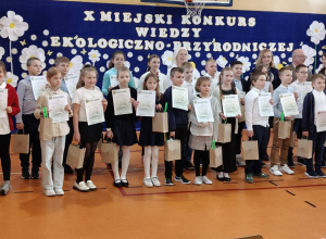 Zwycięzcy z dyplomami w X Miejskim Konkursie Wiedzy Ekologiczno-Przyrodniczej pt. „W moim środowisku”.