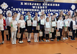 wycięzcy z dyplomami w X Miejskim Konkursie Wiedzy Ekologiczno-Przyrodniczej pt. „W moim środowisku”.