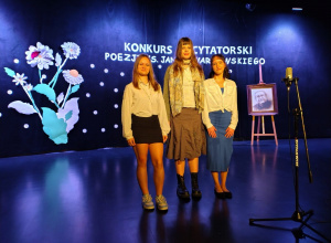 Na scenie reprezentantki naszej szkoły w Rejonowym Konkursie Recytatorskim Poezji ks. Jana Twardowskiego