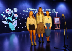 Na scenie reprezentantki naszej szkoły w Rejonowym Konkursie Recytatorskim Poezji ks. Jana Twardowskiego