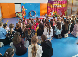 Uczniowie oglądają występ cyrku „Ale Heca”