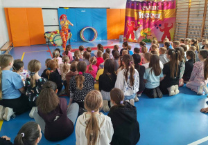 Uczniowie oglądają występ cyrku „Ale Heca”