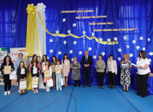 Laureaci konkursu w kategorii muzycznej wraz z opiekunami