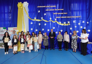 Laureaci konkursu w kategorii muzycznej wraz z opiekunami