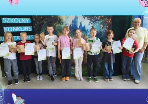 Uczestnicy Szkolnego Konkursu Recytatorskiego prezentują dyplomy i nagrody, stojąc obok organizatora.