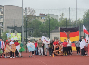 Uczniowie klas I - VIII prezentują flagi i stroje narodowe wylosowanych krajów