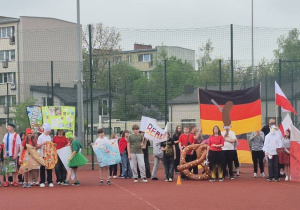Uczniowie klas I - VIII prezentują flagi i stroje narodowe wylosowanych krajów