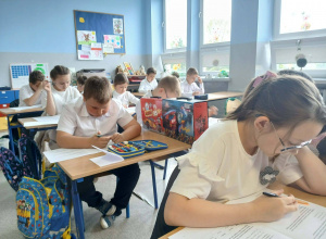 Uczniowie klasy III b podczas rozwiązywania Ogólnopolskiego Sprawdzianu Kompetencji Trzecioklasisty.