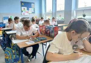 Uczniowie klasy III a podczas rozwiązywania Ogólnopolskiego Sprawdzianu Kompetencji Trzecioklasisty.