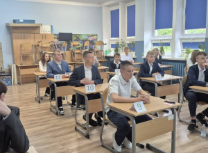 Uczniowie klasy VIII b, zgromadzeni w sali lekcyjnej, z pełnym skupieniem i gotowością oczekują na rozpoczęcie egzaminu ósmoklasisty.