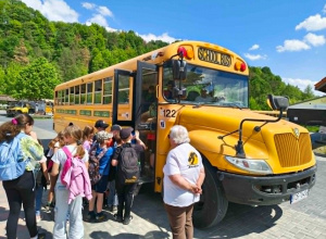 Dzieci wsiadają do amerykańskiego schoolbusa.