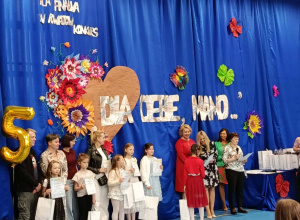 Zwycięzcy odbierają nagrody od organizatorów podczas finału Powiatowego Konkursu „Dla Ciebie, Mamo”.