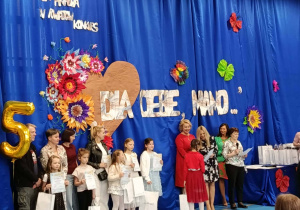 Zwycięzcy odbierają nagrody od organizatorów podczas finału Powiatowego Konkursu „Dla Ciebie, Mamo”.