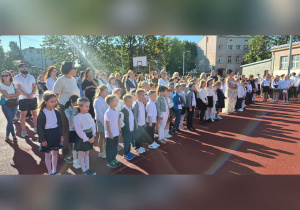Uczniowie Szkoły Podstawowej nr 8 uczestniczą w uroczystym rozpoczęciu roku szkolnego 2026/2027.