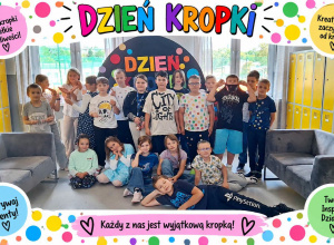 Uczniowie stoją na tle dekoracji z okazji Międzynarodowego Dnia Kropki