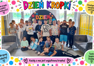 Uczniowie stoją na tle dekoracji z okazji Międzynarodowego Dnia Kropki