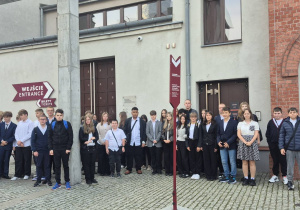 Na zdjęciu widoczna jest grupa uczniów wraz z opiekunami przed wejściem do Muzeum Powstania Warszawskiego podczas wycieczki edukacyjnej do Warszawy. Fotografia dokumentuje udział uczniów w lekcji historii, podczas której mieli możliwość poznania wydarzeń związanych z Powstaniem Warszawskim oraz losami jego uczestników.