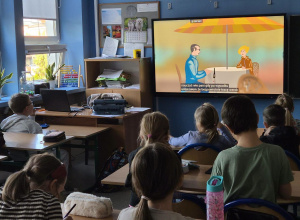 Uczniowie uczestniczyli w zajęciach edukacyjnych, podczas których poznawali codzienne wyzwania osób z dysfunkcją wzroku oraz sposoby udzielania im wsparcia.