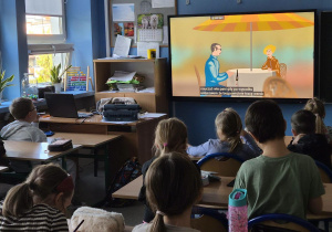 Uczniowie uczestniczyli w zajęciach edukacyjnych, podczas których poznawali codzienne wyzwania osób z dysfunkcją wzroku oraz sposoby udzielania im wsparcia.
