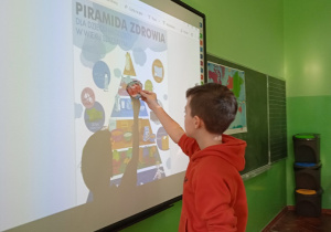 Szymon dopasowuje produkty na właściwe piętro Piramidy