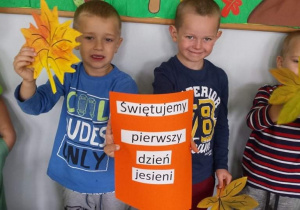 Alan, Filip i Kacper trzymają jesienne liście