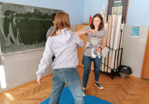 Julia, Nikola i Franek prezentują ćwiczenia jednej ze sztuk walki wywodzącej się z Japonii- aikido