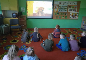 Dzieci z grupy Oa oglądają filmik edukacyjny