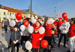 Uczniowie szkoły w oczekiwaniu na bieg