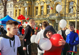 Rozgrzewka uczniów przed biegiem