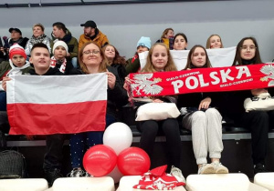 Uczennice szkoły podczas Pucharu Świata w łyżwiarstwie szybkim w Arenie Lodowej